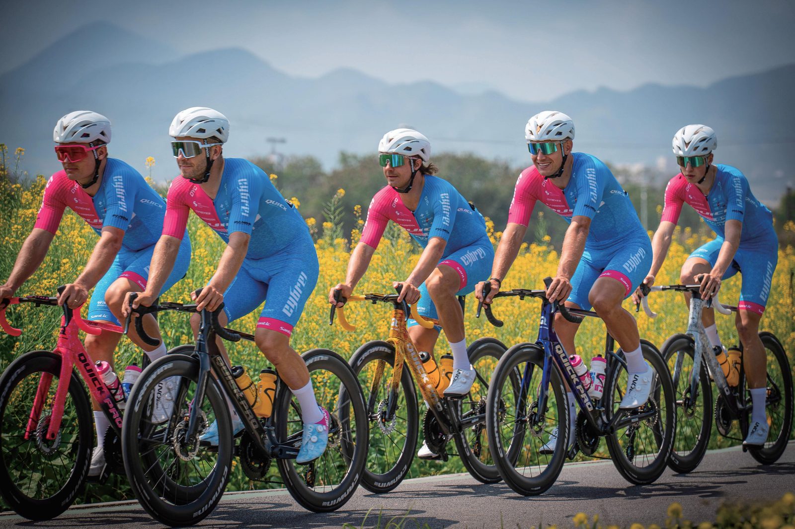 Grupo de ciclistas andando en bicicletas QuickPro